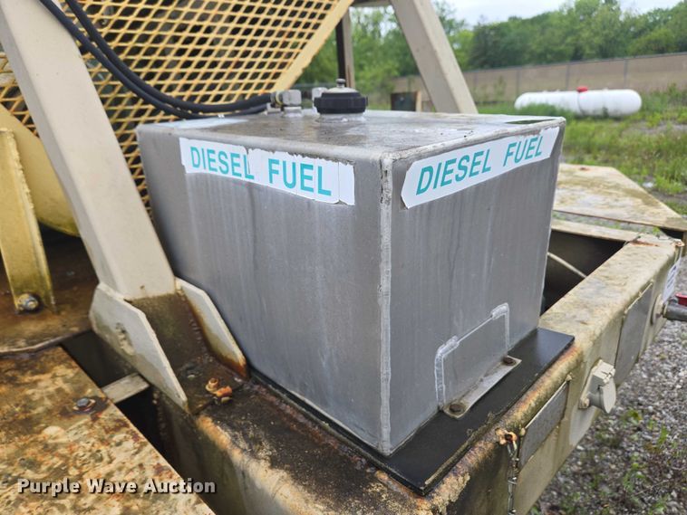 image for item EC4268 1972 Trailmobile B32C5CDS pneumatic dry bulk trailer