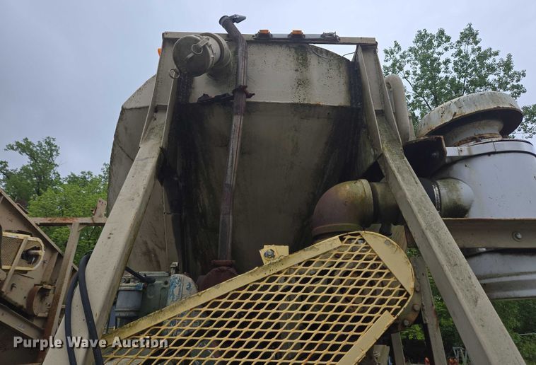 image for item EC4268 1972 Trailmobile B32C5CDS pneumatic dry bulk trailer