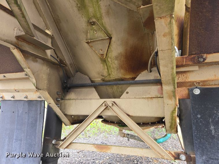 image for item EC4268 1972 Trailmobile B32C5CDS pneumatic dry bulk trailer