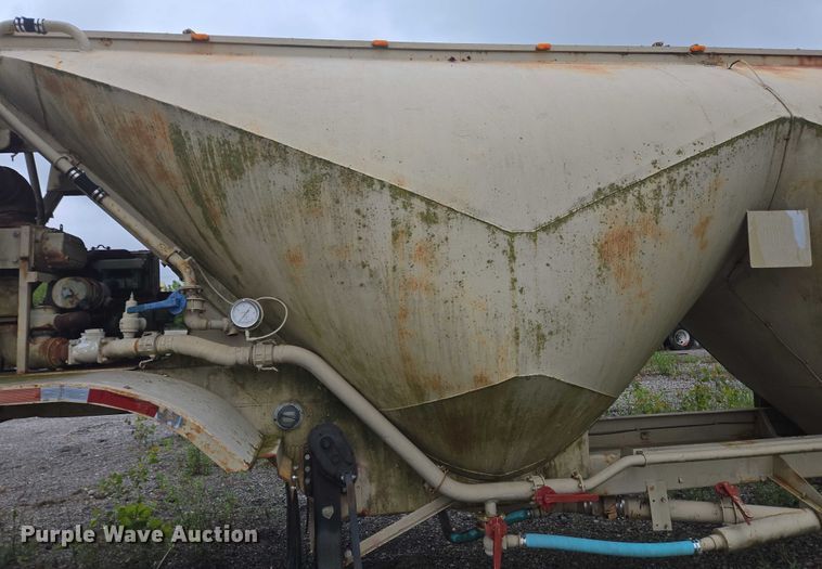 image for item EC4268 1972 Trailmobile B32C5CDS pneumatic dry bulk trailer