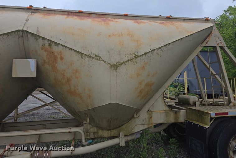 image for item EC4268 1972 Trailmobile B32C5CDS pneumatic dry bulk trailer