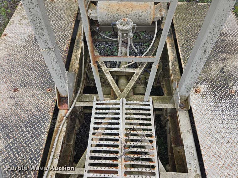 image for item EC4268 1972 Trailmobile B32C5CDS pneumatic dry bulk trailer