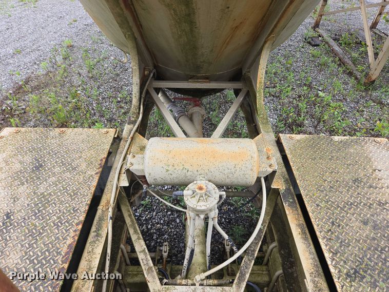 image for item EC4268 1972 Trailmobile B32C5CDS pneumatic dry bulk trailer