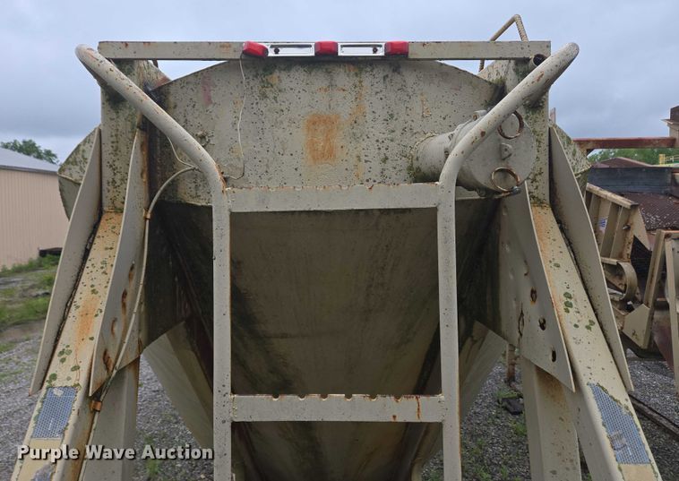 image for item EC4268 1972 Trailmobile B32C5CDS pneumatic dry bulk trailer