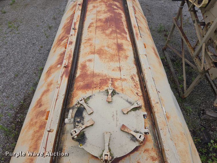 image for item EC4268 1972 Trailmobile B32C5CDS pneumatic dry bulk trailer