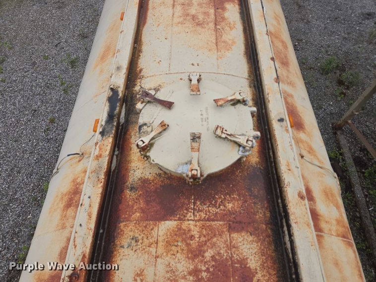 image for item EC4268 1972 Trailmobile B32C5CDS pneumatic dry bulk trailer