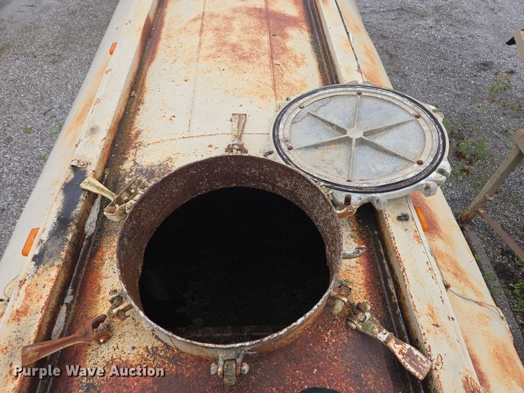 image for item EC4268 1972 Trailmobile B32C5CDS pneumatic dry bulk trailer