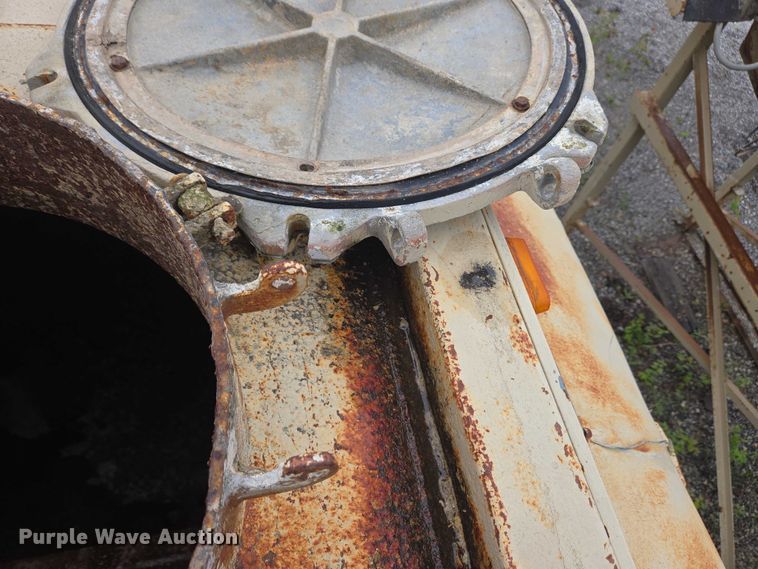 image for item EC4268 1972 Trailmobile B32C5CDS pneumatic dry bulk trailer