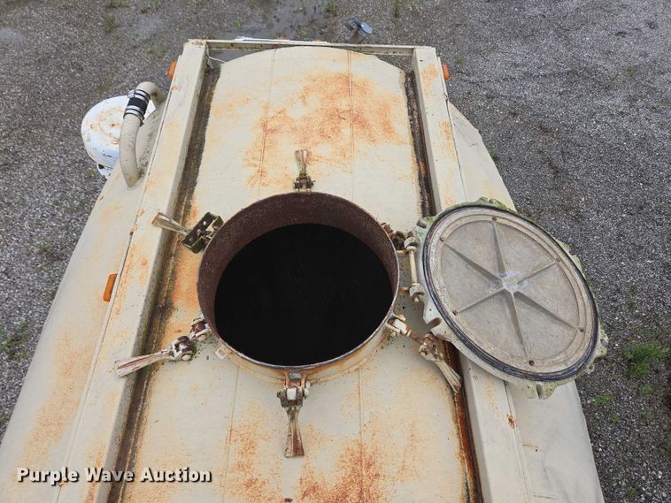 image for item EC4268 1972 Trailmobile B32C5CDS pneumatic dry bulk trailer