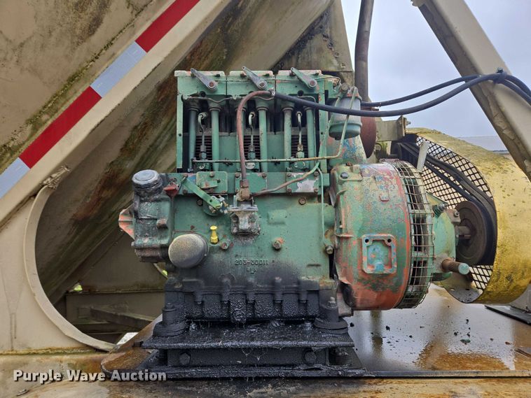 image for item EC4268 1972 Trailmobile B32C5CDS pneumatic dry bulk trailer