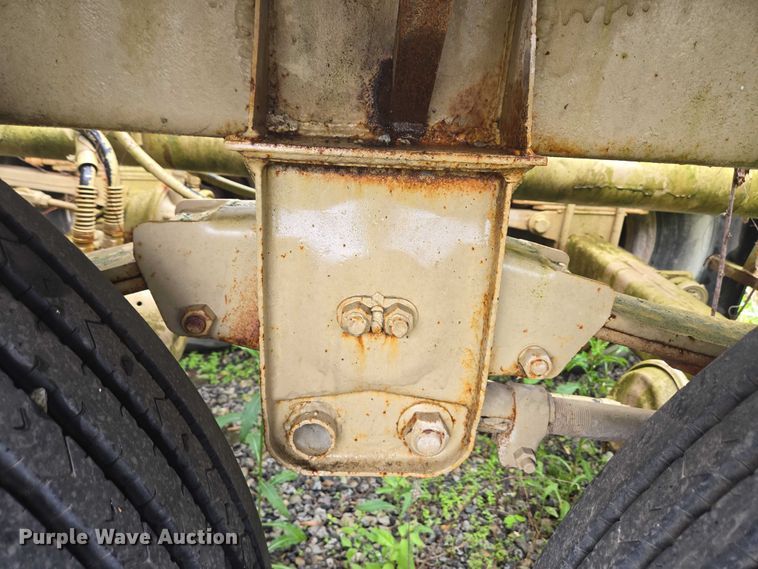 image for item EC4268 1972 Trailmobile B32C5CDS pneumatic dry bulk trailer