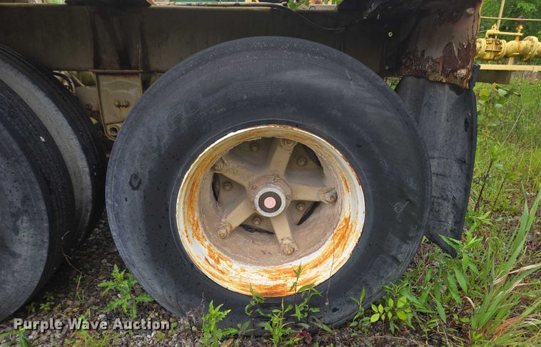 image for item EC4268 1972 Trailmobile B32C5CDS pneumatic dry bulk trailer