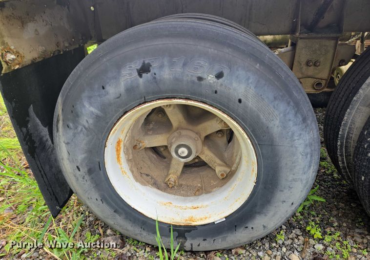 image for item EC4268 1972 Trailmobile B32C5CDS pneumatic dry bulk trailer