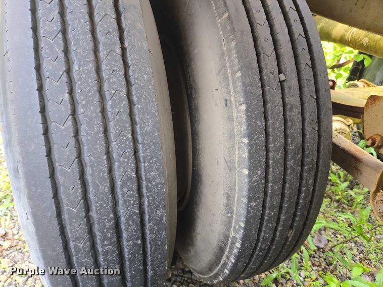 image for item EC4268 1972 Trailmobile B32C5CDS pneumatic dry bulk trailer