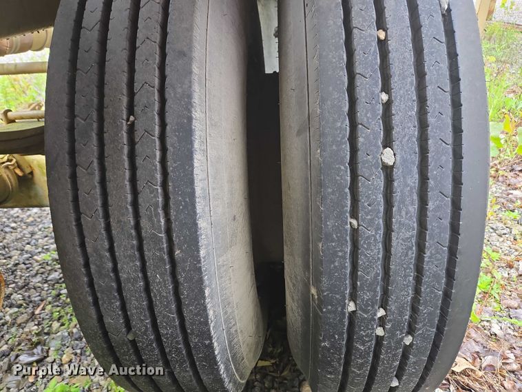 image for item EC4268 1972 Trailmobile B32C5CDS pneumatic dry bulk trailer