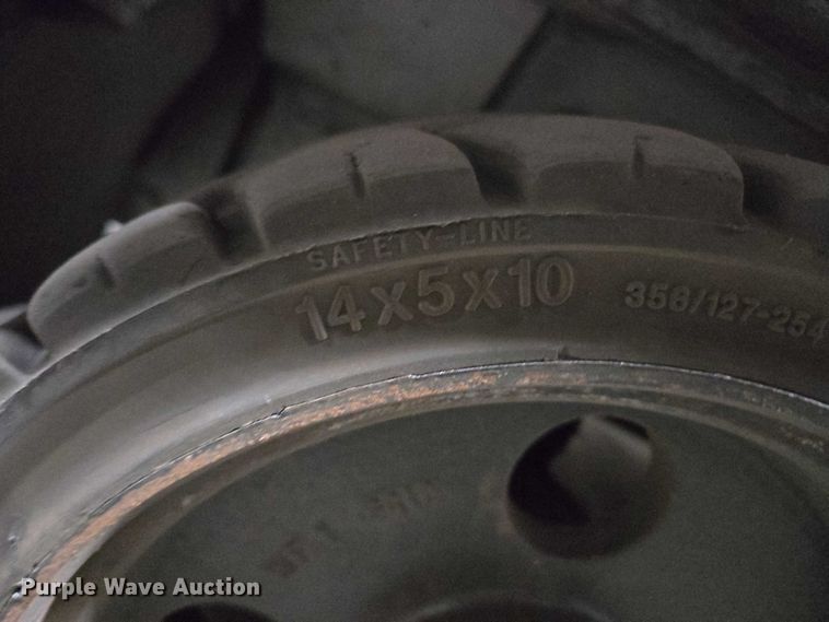 image for item EC4274 2017 UniCarriers CFS40 forklift