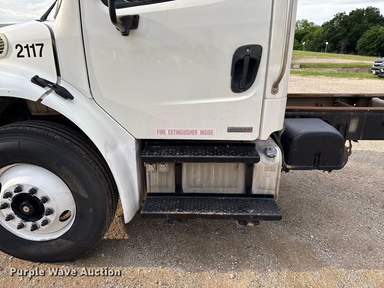 image for item ED5613 2009 Freightliner M2  truck cab and chassis