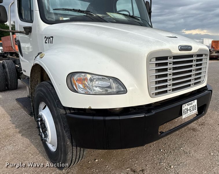 image for item ED5613 2009 Freightliner M2  truck cab and chassis