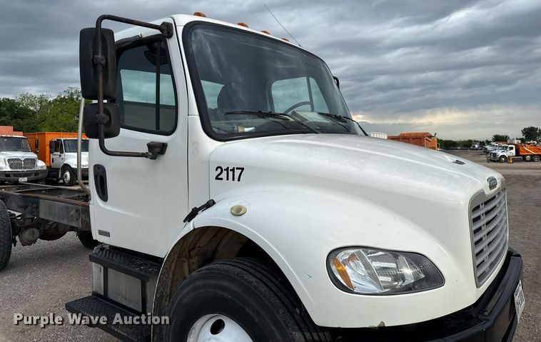 image for item ED5613 2009 Freightliner M2  truck cab and chassis