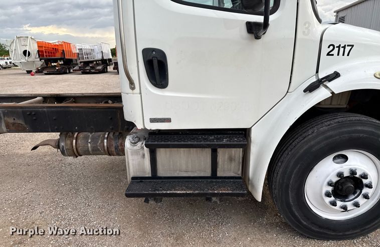 image for item ED5613 2009 Freightliner M2  truck cab and chassis