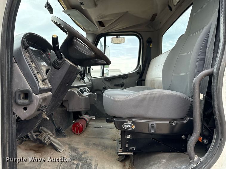 image for item ED5613 2009 Freightliner M2  truck cab and chassis