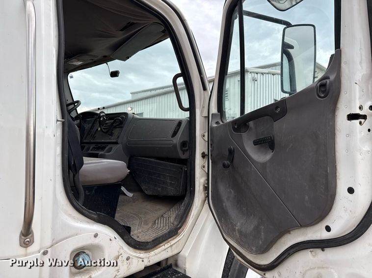 image for item ED5613 2009 Freightliner M2  truck cab and chassis