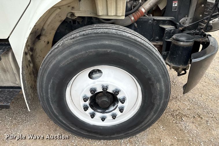 image for item ED5613 2009 Freightliner M2  truck cab and chassis