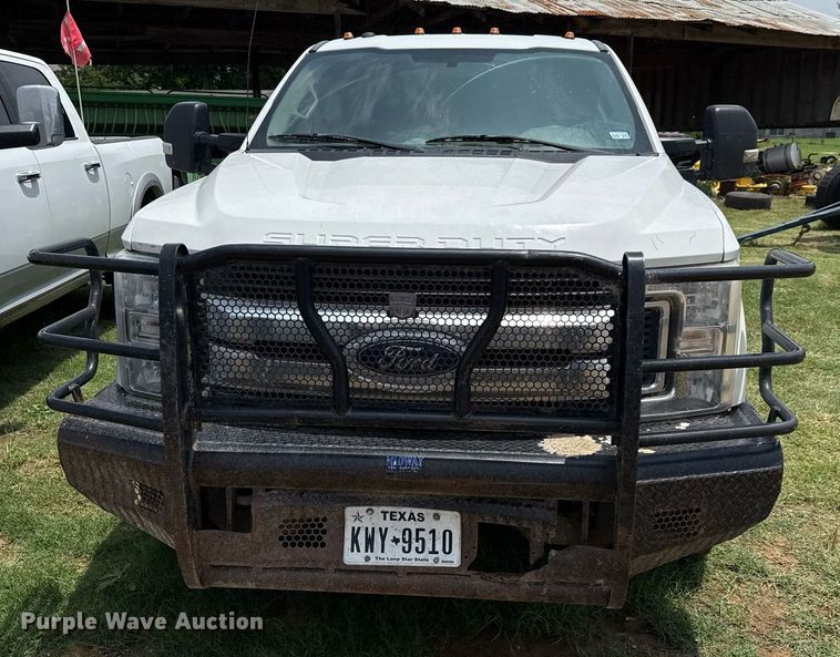 image for item ED5699 2017 Ford F350 Super Duty Crew Cab flatbed pickup truck