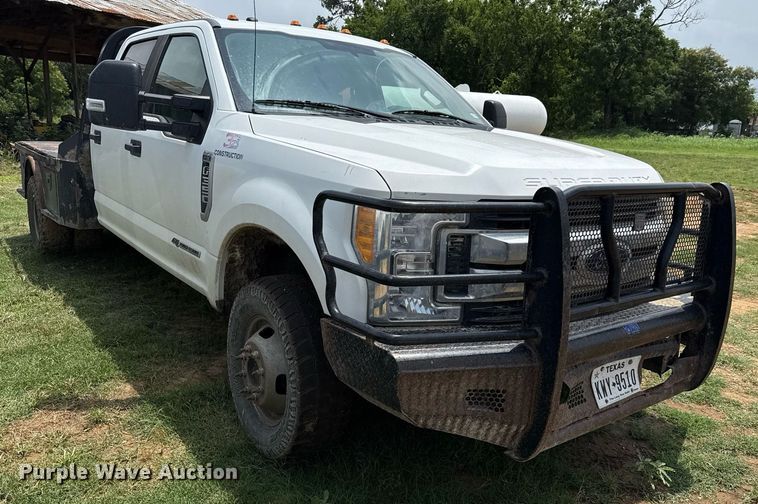 image for item ED5699 2017 Ford F350 Super Duty Crew Cab flatbed pickup truck