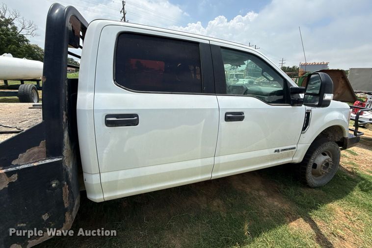 image for item ED5699 2017 Ford F350 Super Duty Crew Cab flatbed pickup truck