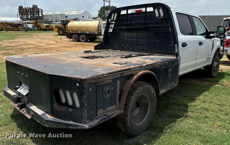 image for item ED5699 2017 Ford F350 Super Duty Crew Cab flatbed pickup truck