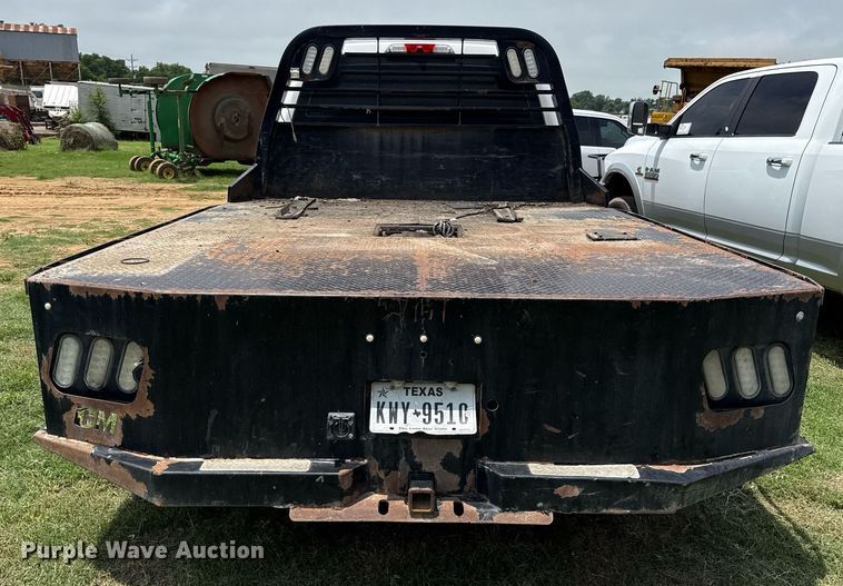 image for item ED5699 2017 Ford F350 Super Duty Crew Cab flatbed pickup truck