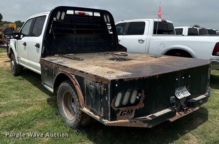 image for item ED5699 2017 Ford F350 Super Duty Crew Cab flatbed pickup truck