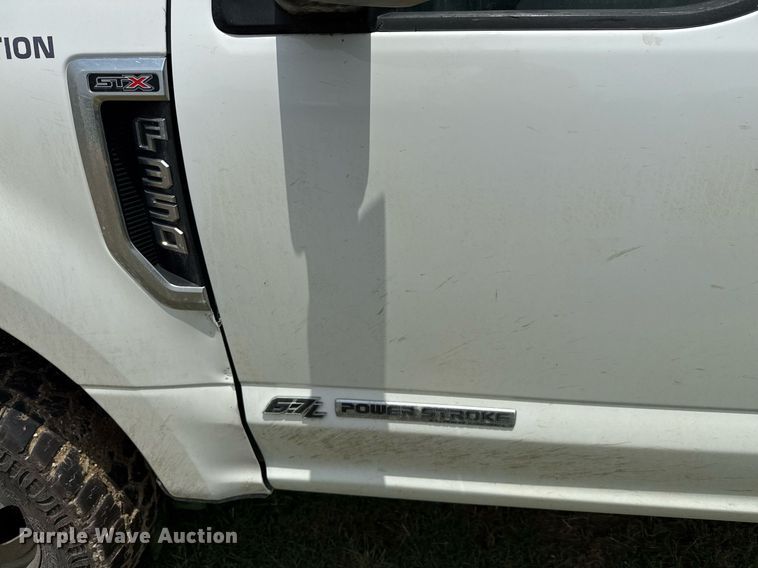 image for item ED5699 2017 Ford F350 Super Duty Crew Cab flatbed pickup truck