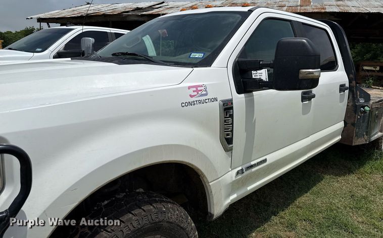 image for item ED5699 2017 Ford F350 Super Duty Crew Cab flatbed pickup truck