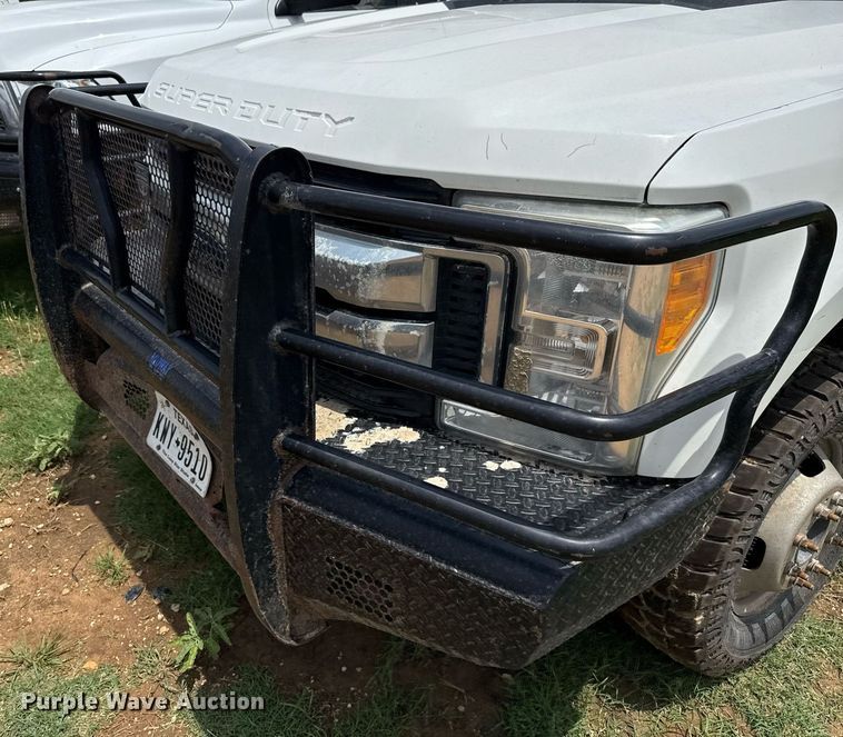 image for item ED5699 2017 Ford F350 Super Duty Crew Cab flatbed pickup truck