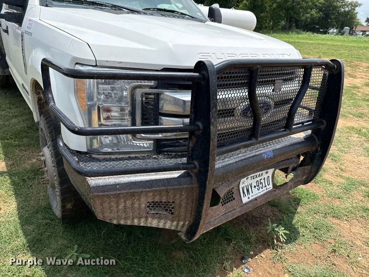 image for item ED5699 2017 Ford F350 Super Duty Crew Cab flatbed pickup truck