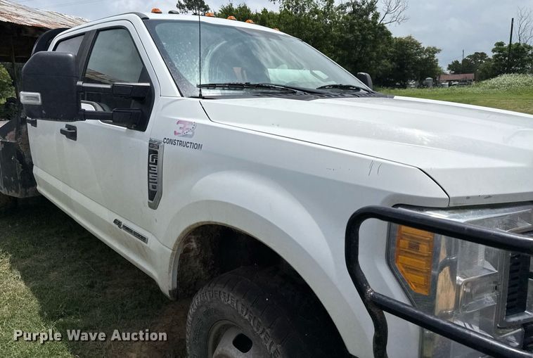 image for item ED5699 2017 Ford F350 Super Duty Crew Cab flatbed pickup truck