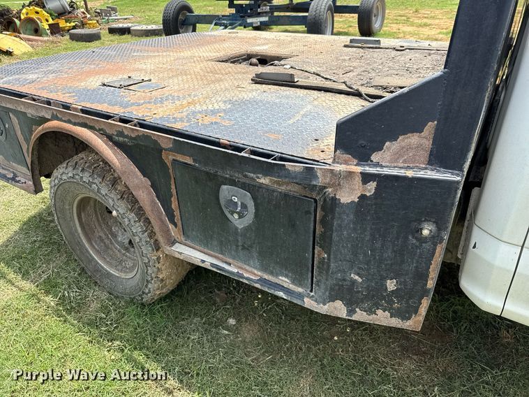 image for item ED5699 2017 Ford F350 Super Duty Crew Cab flatbed pickup truck