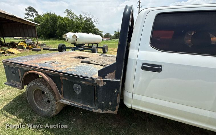 image for item ED5699 2017 Ford F350 Super Duty Crew Cab flatbed pickup truck