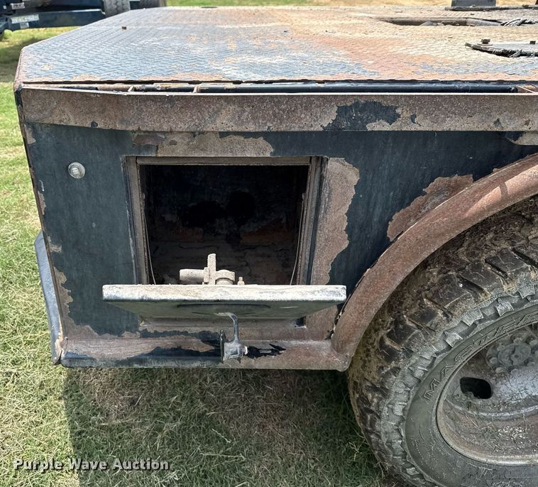 image for item ED5699 2017 Ford F350 Super Duty Crew Cab flatbed pickup truck