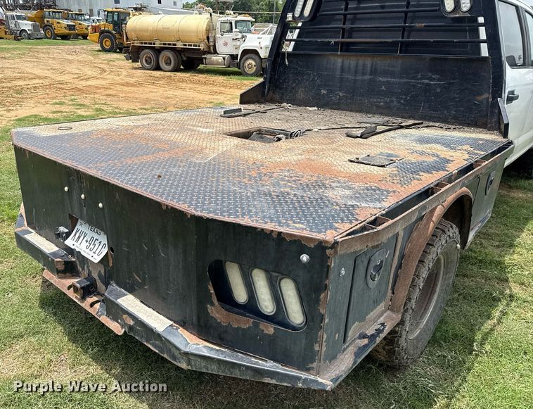 image for item ED5699 2017 Ford F350 Super Duty Crew Cab flatbed pickup truck