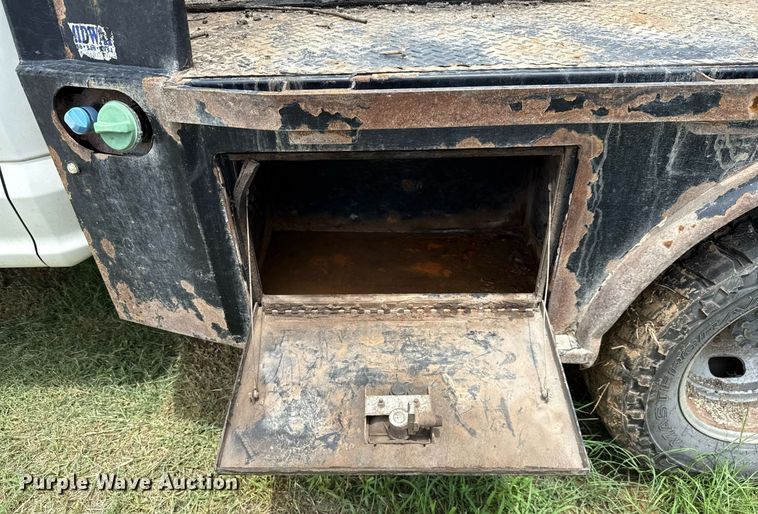 image for item ED5699 2017 Ford F350 Super Duty Crew Cab flatbed pickup truck