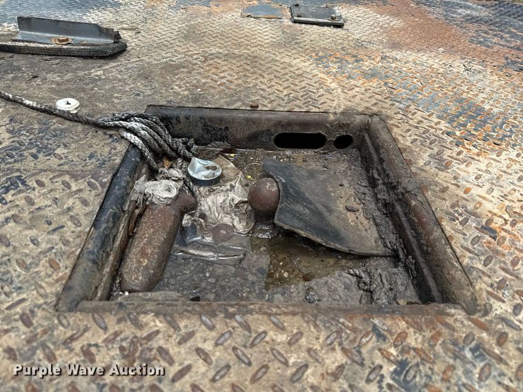 image for item ED5699 2017 Ford F350 Super Duty Crew Cab flatbed pickup truck