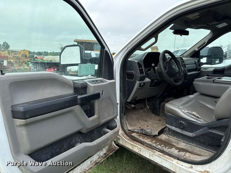 image for item ED5699 2017 Ford F350 Super Duty Crew Cab flatbed pickup truck