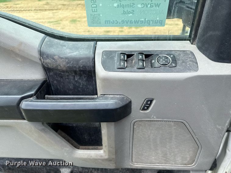 image for item ED5699 2017 Ford F350 Super Duty Crew Cab flatbed pickup truck