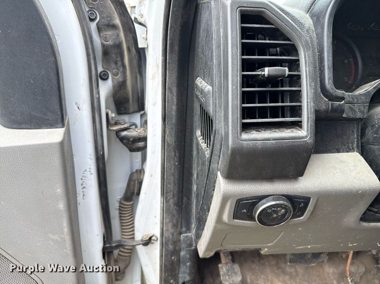 image for item ED5699 2017 Ford F350 Super Duty Crew Cab flatbed pickup truck