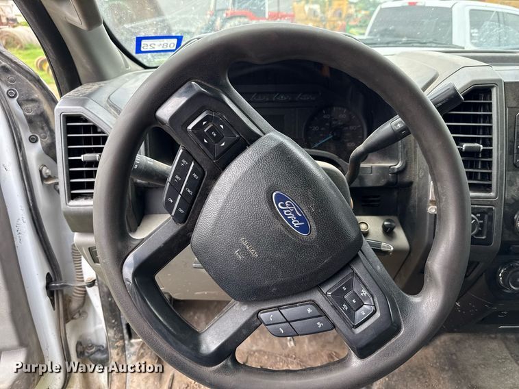 image for item ED5699 2017 Ford F350 Super Duty Crew Cab flatbed pickup truck