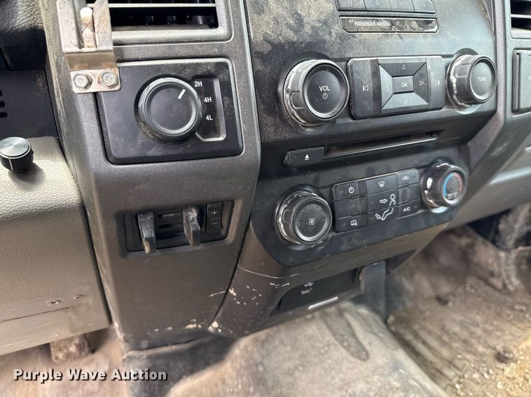 image for item ED5699 2017 Ford F350 Super Duty Crew Cab flatbed pickup truck