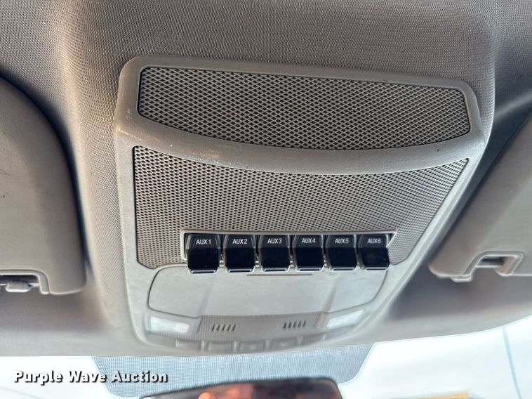 image for item ED5699 2017 Ford F350 Super Duty Crew Cab flatbed pickup truck